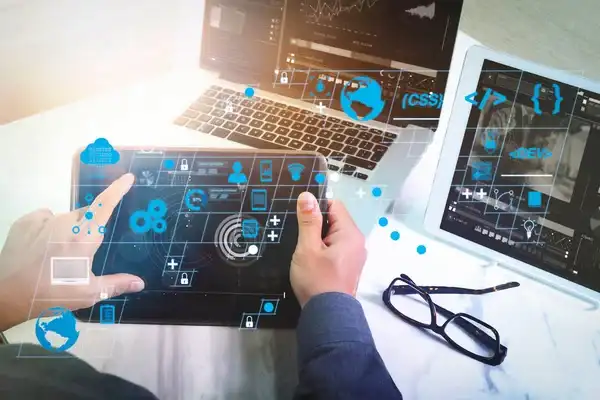 Diferentes dispositivos tecnológicos. El diseño de interfaz de software es positiva para la experiencia.