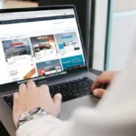 persona escribiendo es su laptop, elegir de forma adecuada entre el diseño web responsive o adaptivo es ideal para la experiencia del cliente