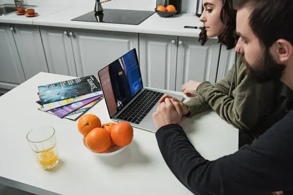 Pareja leyendo una revista de bolivia