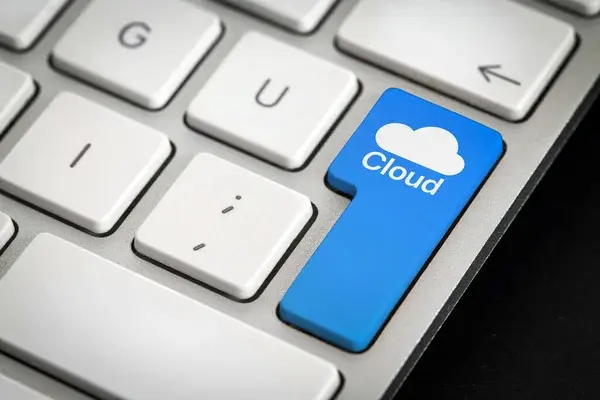 Cloud computing o nube informática en la tecla enter de una laptop