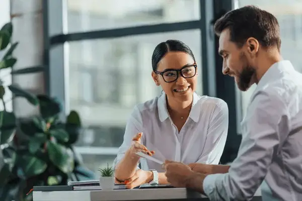 Trabajadora hablando con un cliente para conocerlo mejor y crear un diseño de experiencias eficiente