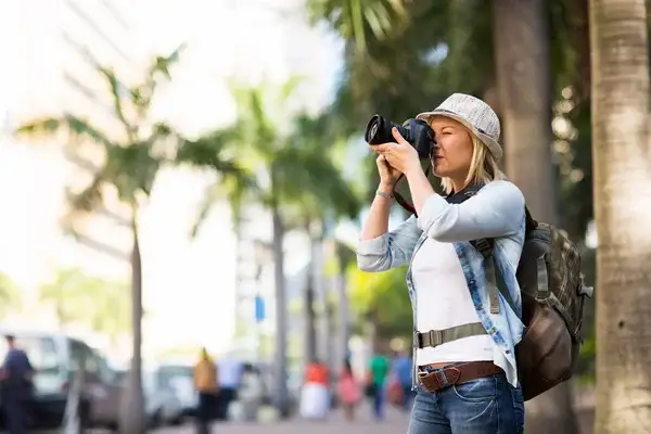 turista tomando fotografía de viajes