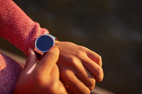 Mujer con su reloj de tecnología wearable