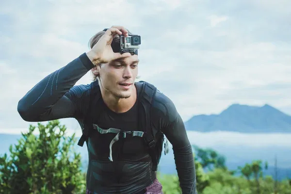 joven en un viaje utilizando una cámara gopro como tecnología wearable