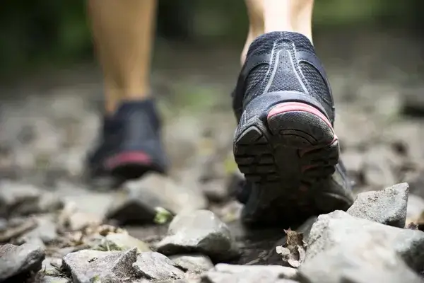 Viajero con zapatillas con tecnología wearable