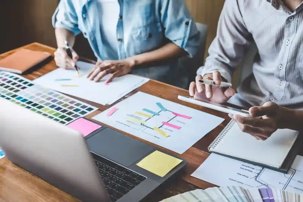 chicos trabajando en una agencia de diseño graficó