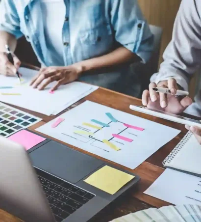 chicos trabajando en una agencia de diseño graficó
