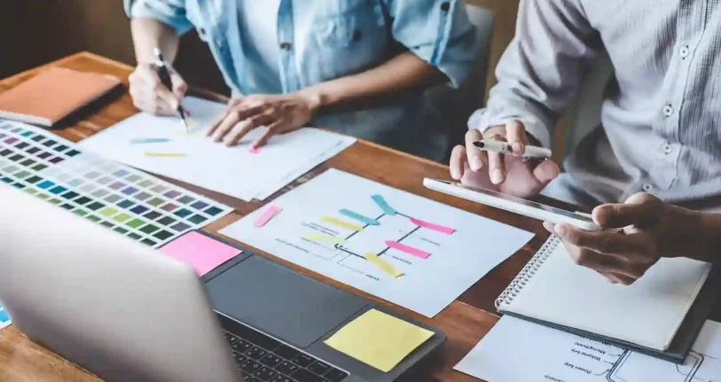 chicos trabajando en una agencia de diseño graficó