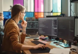 una persona trabajando en el desarrollo web