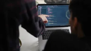 una diseñadora en una de las agencias de desarrollo web ideando una estrategia