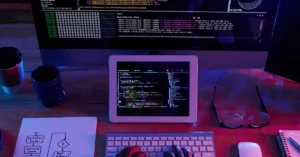 una agencia de desarrollo web encargándose de diseñar una página