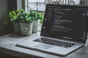 una laptop con los programas necesarios para el desarrollo web