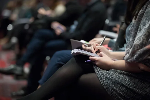 Mujer anotando las propuestas que le ofrecen las agencias de marketing político