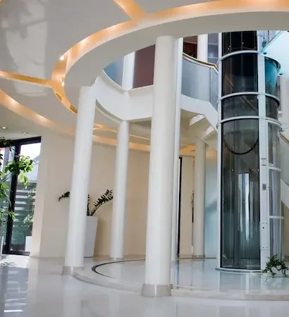 ascensor moderno dentro de una penthouse