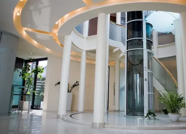 ascensor moderno dentro de una penthouse