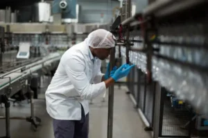 persona dentro de un laboratorio trabajando 