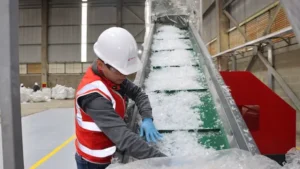 persona trabajando en una fabrica de pvc 