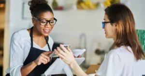 Por qué hoy atraer clientes no depende solo de la publicidad